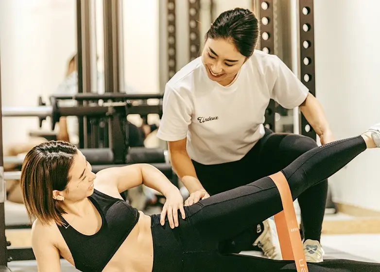 UNDEUX SUPERBODYのトレーニング風景(クラムシェル)