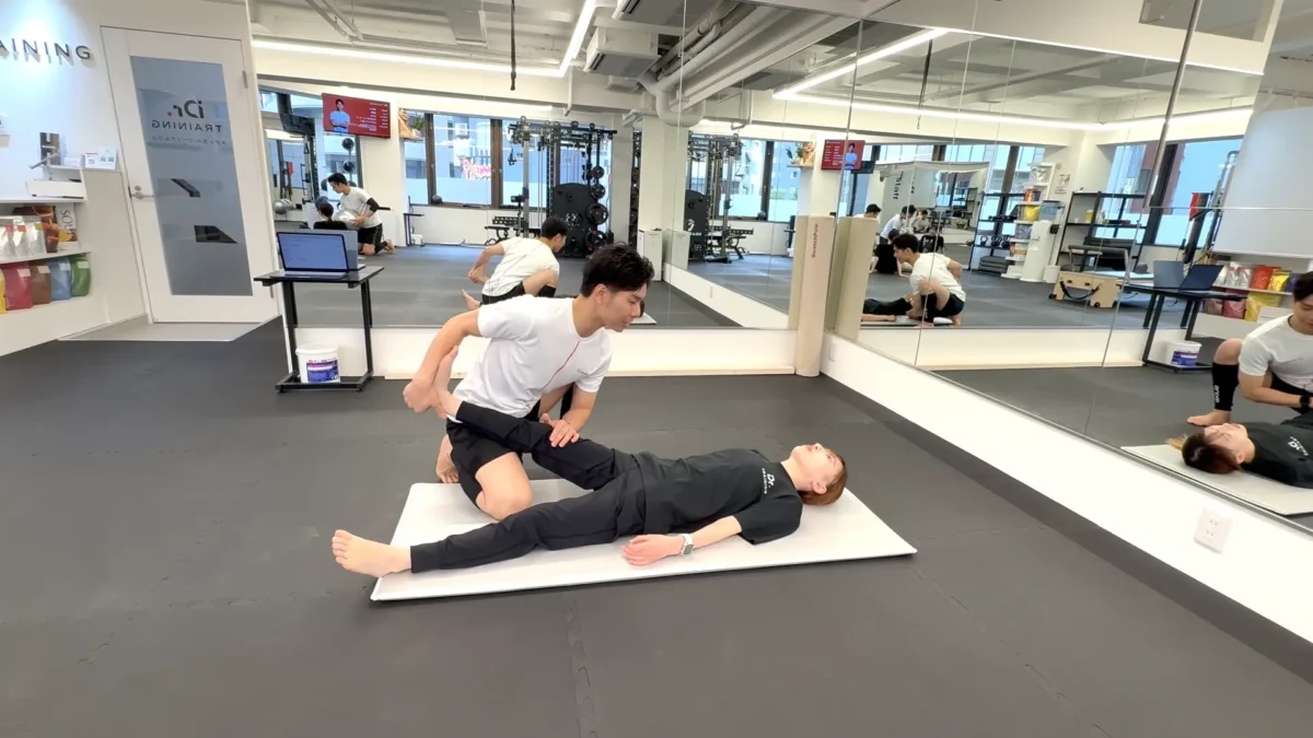 Dr.トレーニング新宿店で体験取材を受けた様子(ストレッチ)