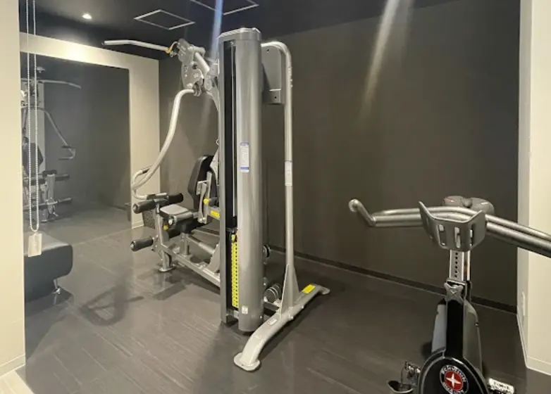 ライザップ札幌店のジム内設備(チェストフライ・有酸素マシン)