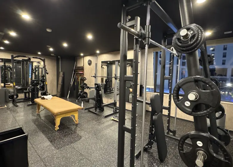 ASPI難波店のジム内設備(パワーラック&ストレッチ台)