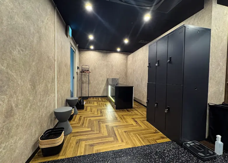 ASPI難波店の入り口&ロッカー