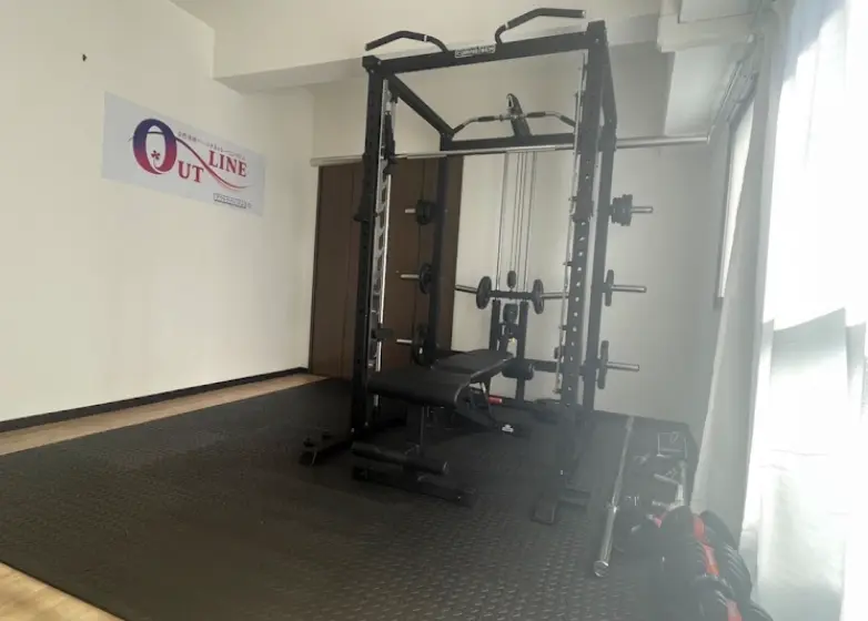 アウトライン難波店のジム内設備(パワーラック)