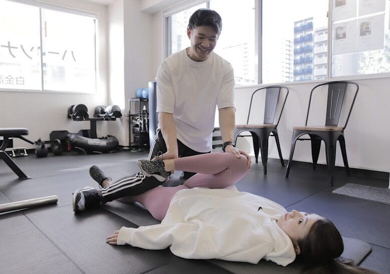 Premium Fitness 白金高輪駅前店のストレッチの様子