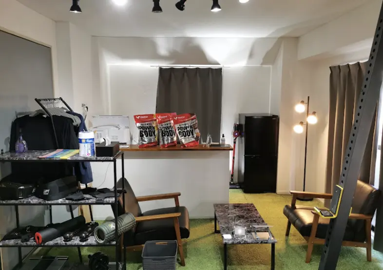 NEXUS 西葛西店のジム内（キッチン＆無料サービス）