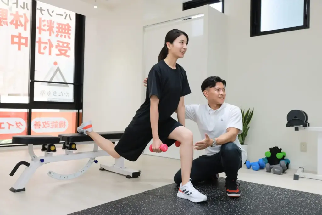 かたぎり塾 西葛西店のパーソナルトレーニングの様子（スクワット）
