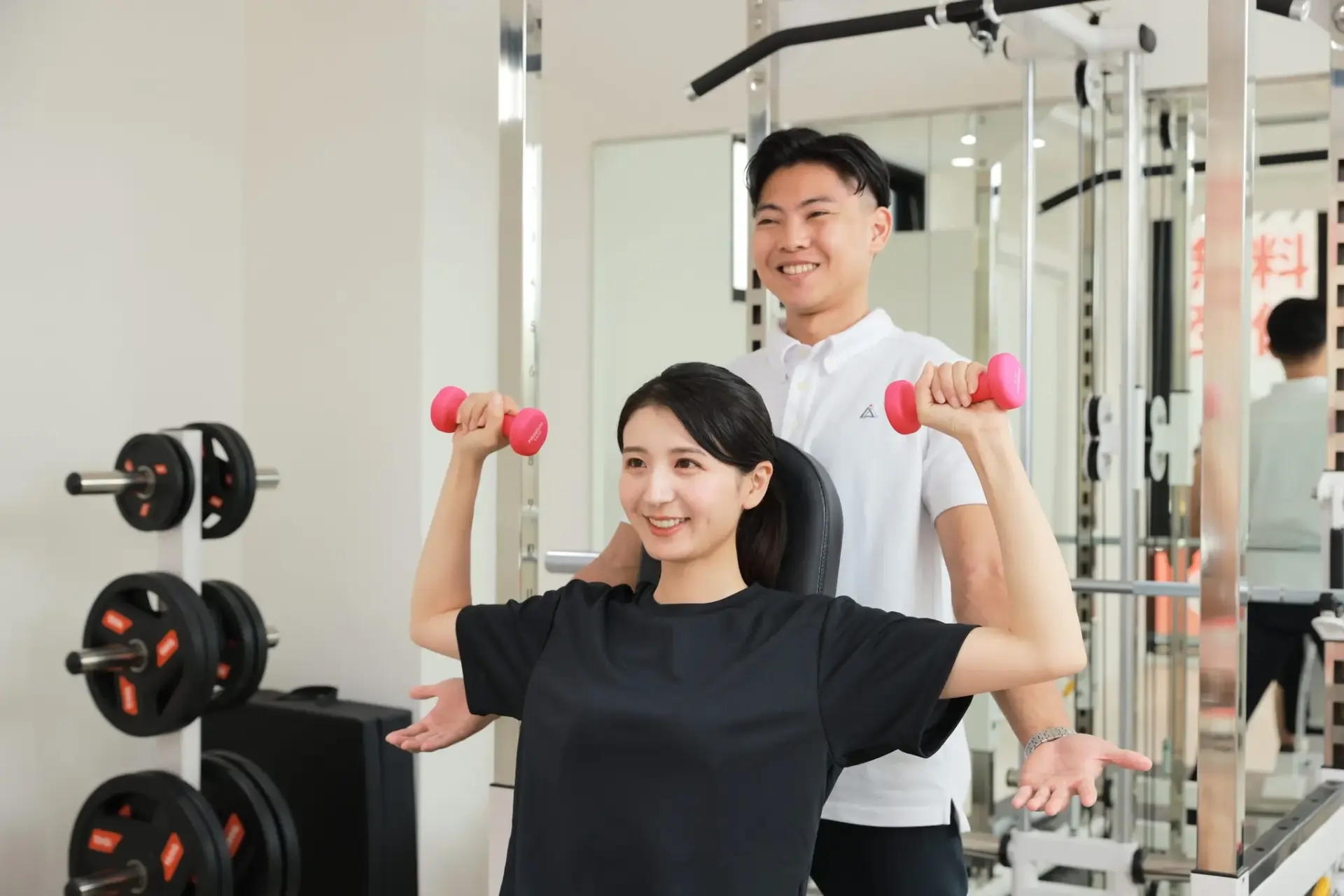 かたぎり塾 西葛西店のパーソナルトレーニングの様子（ショルダープレス）