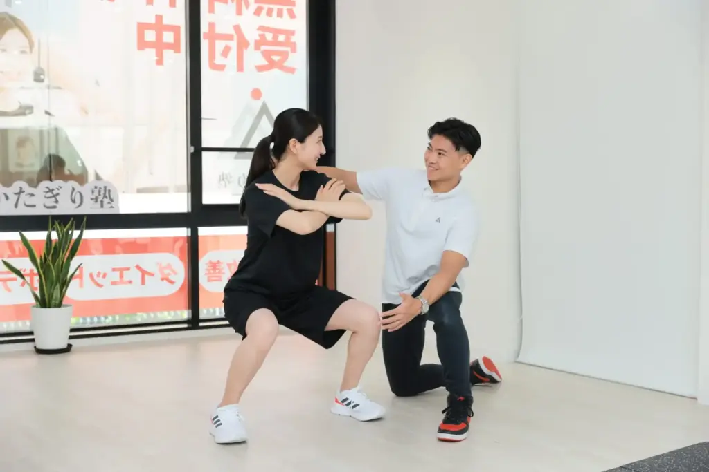 かたぎり塾 西葛西店のパーソナルトレーニングの様子（スクワット）