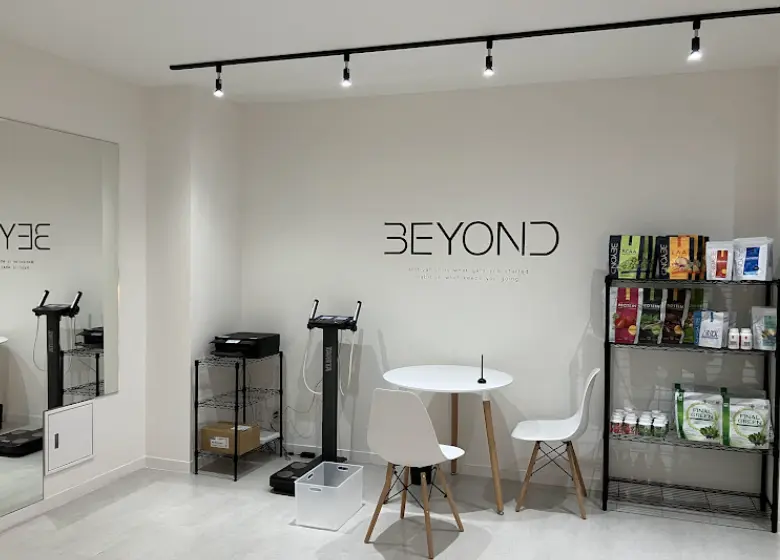 BEYOND人形町店のジム内（テーブル・体組成計）