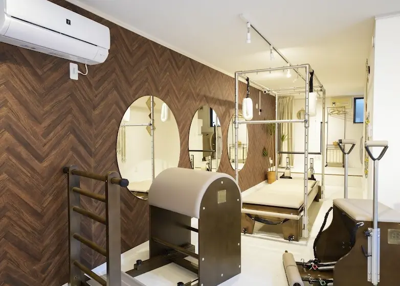 COCOLANCE十条店のスタジオ内ピラティスマシン