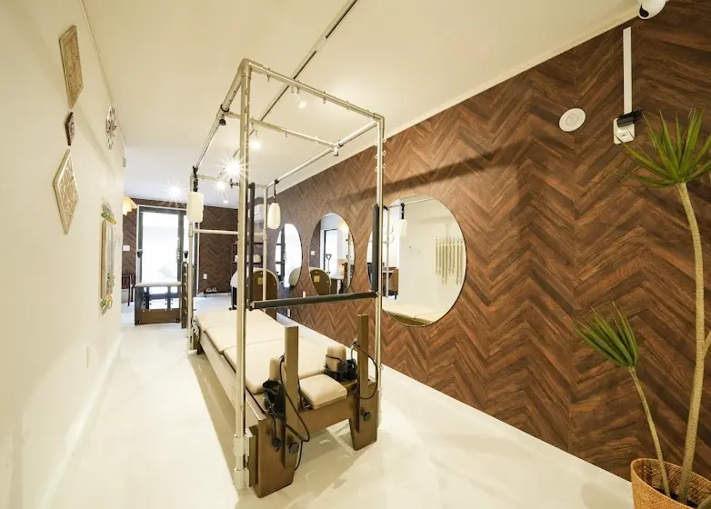 COCOLANCE十条店のスタジオ内ピラティスマシン