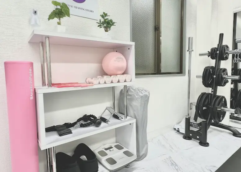 パーソナルトレーニングスタジオU 三鷹店の体重計や筋トレアイテム