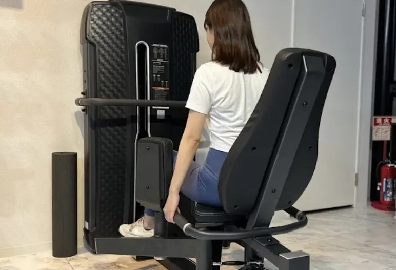 FORZAフィットネススタジオ笹塚店でトレーニングする女性