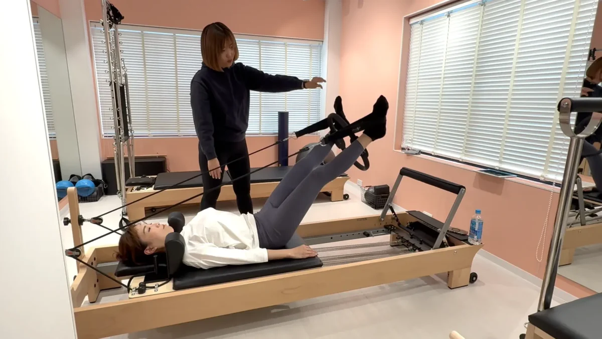 編集部がBREST PILATES本郷三丁目店で実際にピラティスレッスンを受けている様子