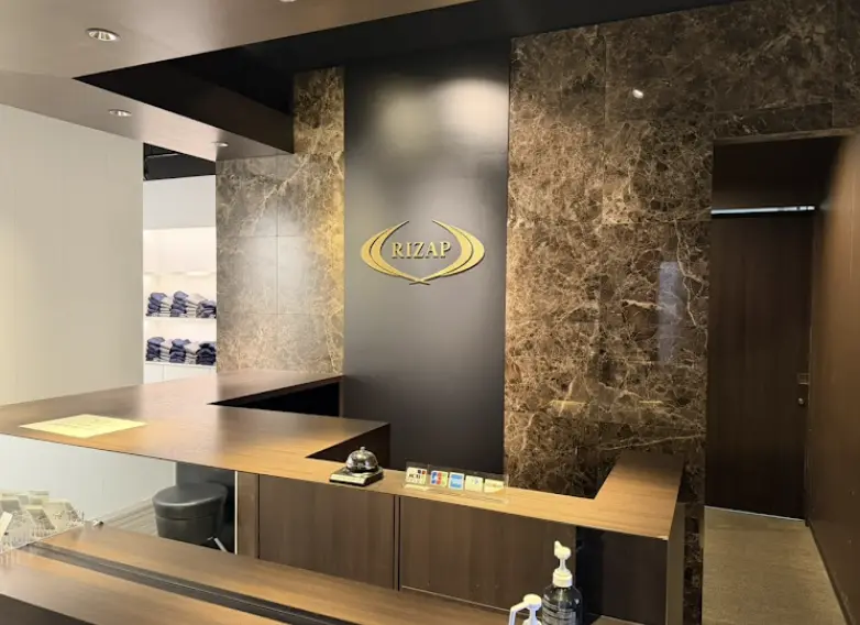 ライザップ枚方店のエントランス