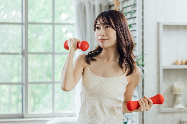 筋トレをする女性の画像