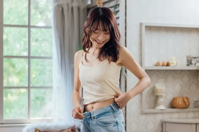 ダイエット結果に喜ぶ女性