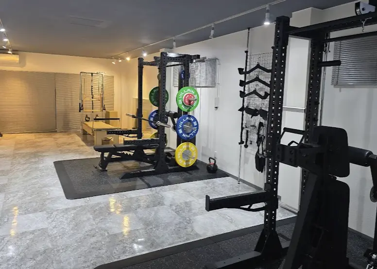 イーグルベース大山店のジム内設備(パワーラック&マシンピラティス)