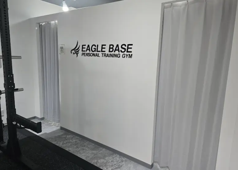 イーグルベース大山店のジム内更衣室