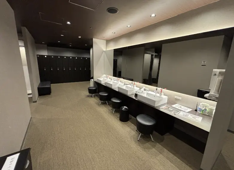 ライザップ姫路店のパウダールーム&ロッカールーム