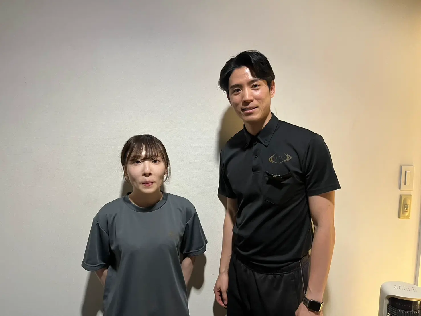 ライザップ銀座店の寺田トレーナーと体験終了後に撮った写真
