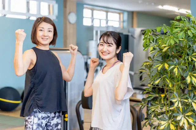 女性トレーナーに指導してもらう女性
