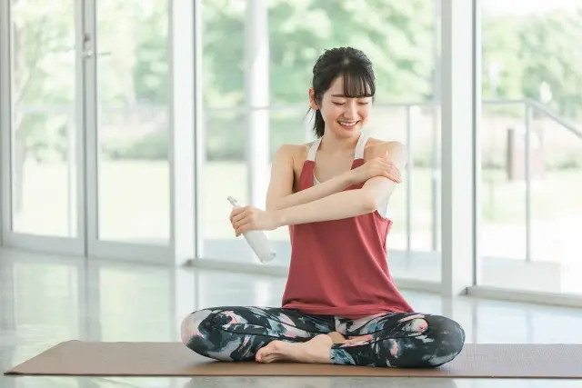 登戸のパーソナルジムでウォーミングアップする女性