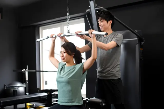 登戸でパーソナルトレーニング体験を受ける女性