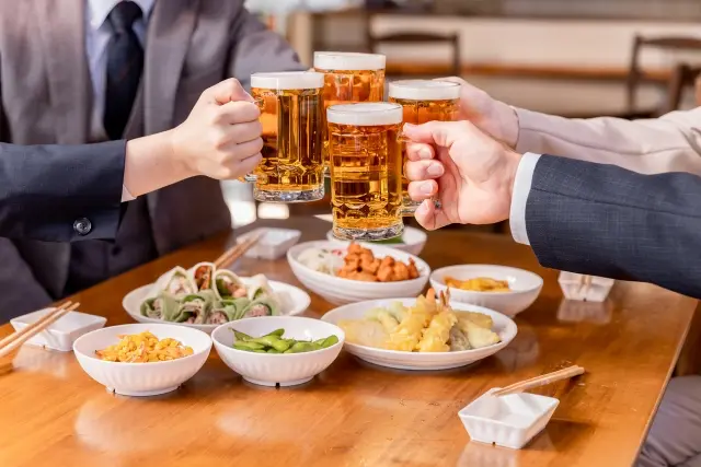会社の飲み会で乾杯