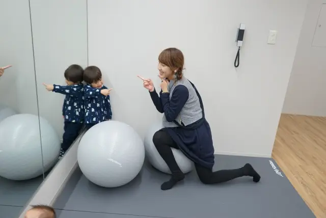 子供連れでパーソナルジムに通う女性