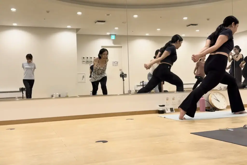 ホットヨガスタジオLAVAシティタワー武蔵小杉店での体験レッスンの様子