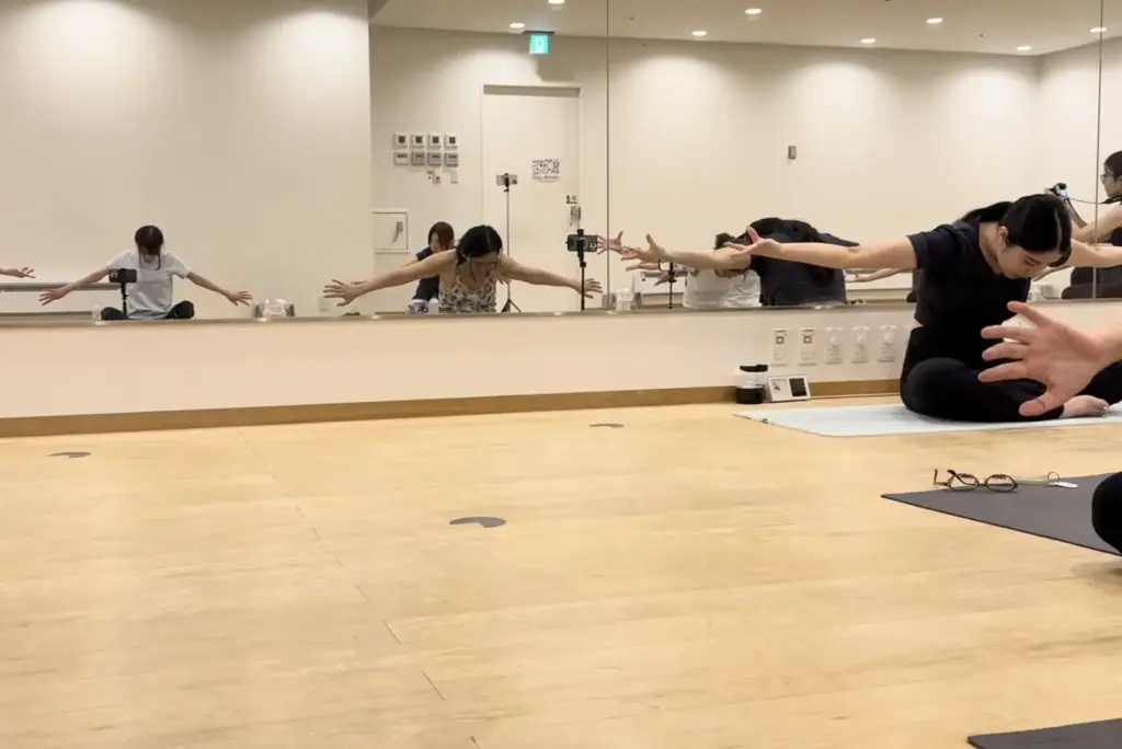 ホットヨガスタジオLAVAシティタワー武蔵小杉店での体験レッスンの様子