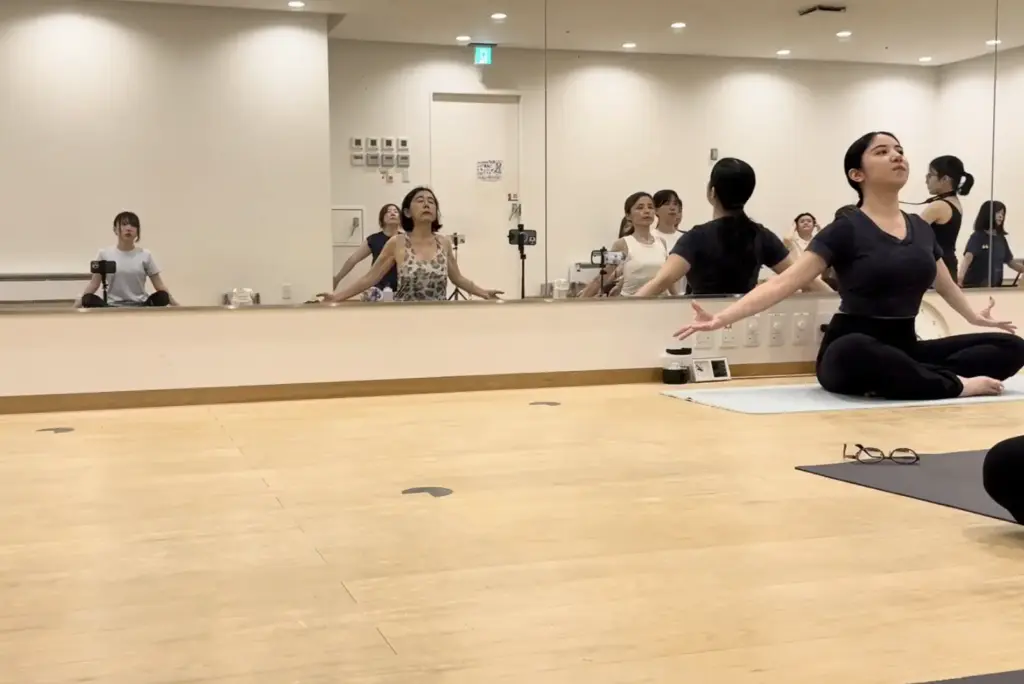ホットヨガスタジオLAVAシティタワー武蔵小杉店での体験レッスンの様子