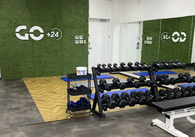 駅前筋肉留学GO+24 豊川店のジム内