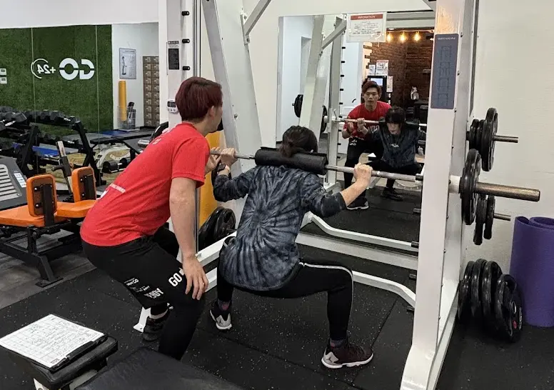 駅前筋肉留学GO+24 豊川店のパーソナルトレーニングの様子