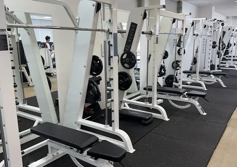 駅前筋肉留学GO+24 豊川店のジム内
