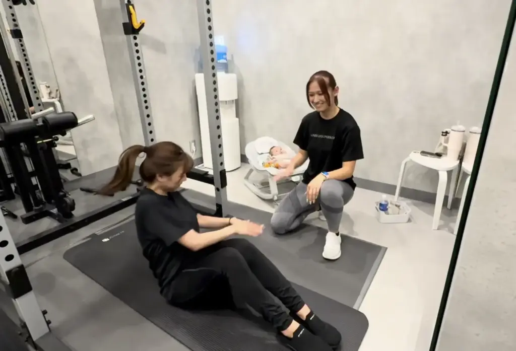UNDEUX SUPERBODY LIFE 千葉スタジオでの体験レッスンの様子（腹筋）