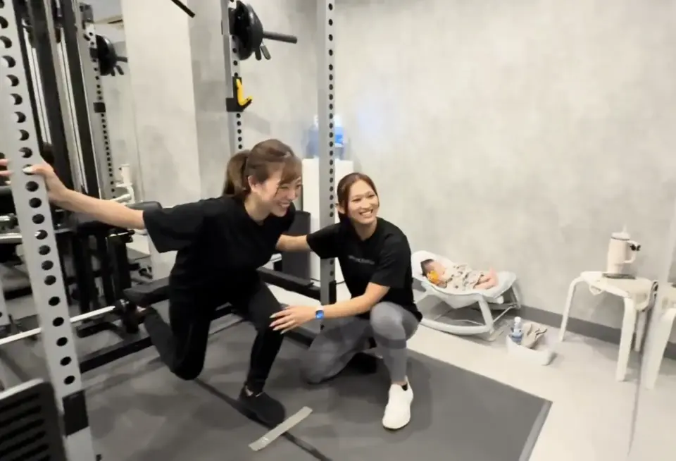 UNDEUX SUPERBODY LIFE 千葉スタジオでの体験レッスンの様子（ブルガリアンスクワット）