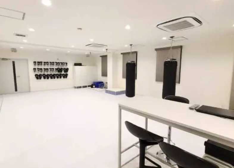 ファーストクラストレーナーズ 十三店のジム内画像