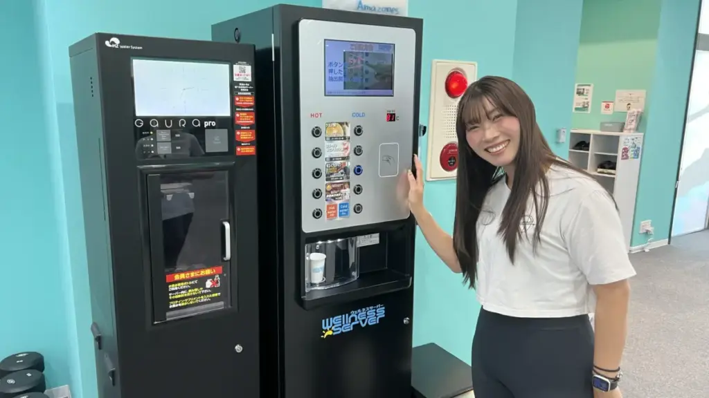 アマゾネス葛飾新宿店の無料プロテインサーバーと長濱トレーナーの画像