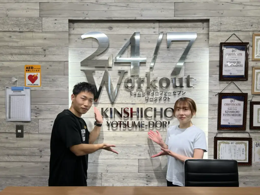 24/7Workout錦糸町四ツ目通り店のトレーナーさんとLYFTOFF-WOMAN-編集部RANAの記念写真