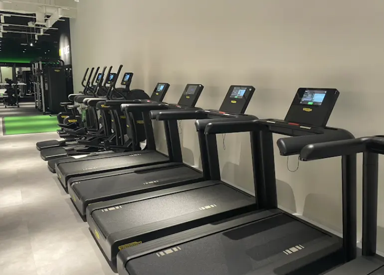 FIT PLACE24 本八幡店のジム内