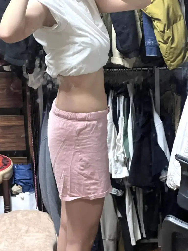 UNDEUX SUPERBODY LIFEの4ヶ月トレーニングで変化したお腹（右側）の経過写真。反り腰改善と下腹の引き締まりが分かる（LYFTOFF-WOMANオリジナル）。