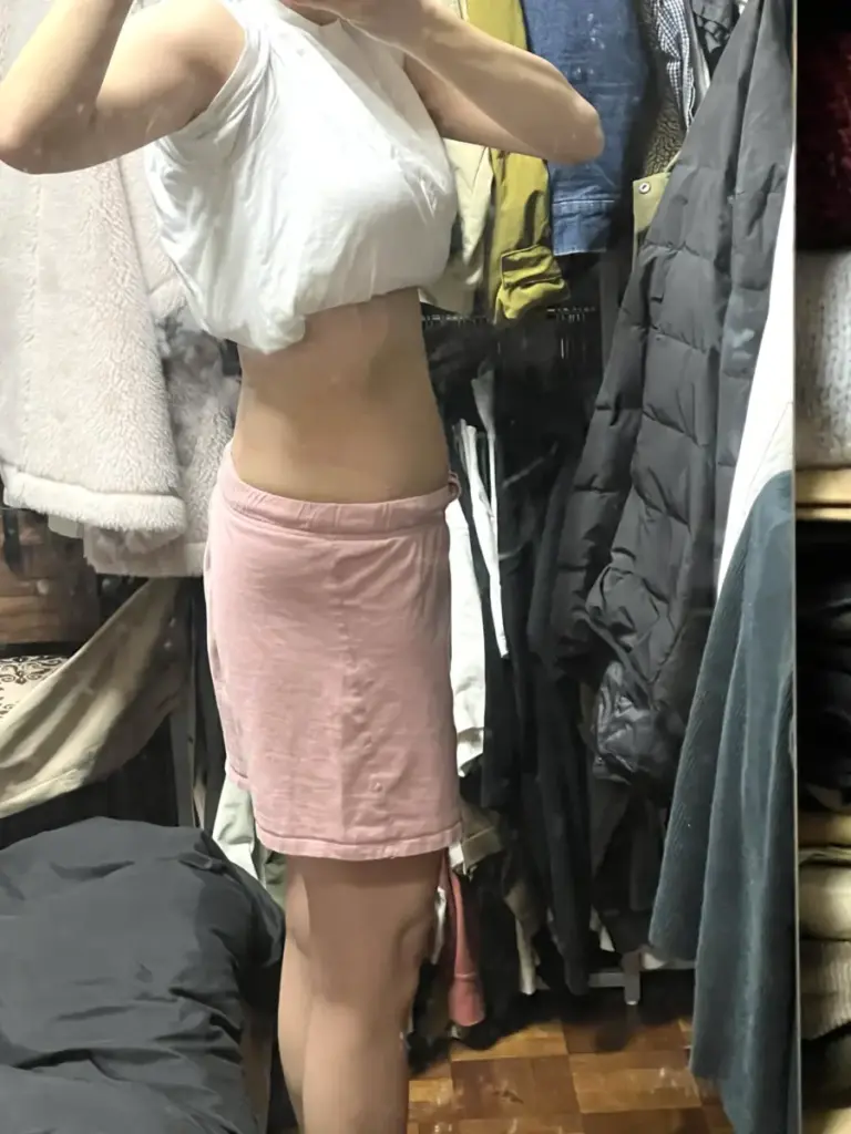 UNDEUX SUPERBODY LIFEの4ヶ月トレーニングで変化したお腹（右側）の経過写真。反り腰改善と下腹の引き締まりが分かる（LYFTOFF-WOMANオリジナル）。