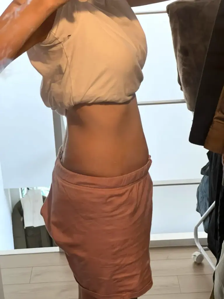 UNDEUX SUPERBODY LIFEの4ヶ月トレーニングで変化したお腹（右側）の経過写真。反り腰改善と下腹の引き締まりが分かる（LYFTOFF-WOMANオリジナル）。