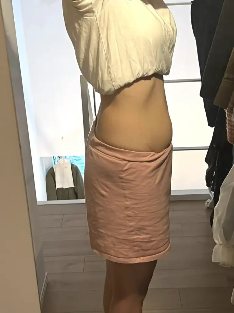 UNDEUX SUPERBODY LIFEの4ヶ月トレーニングで変化したお腹（右側）の経過写真。反り腰改善と下腹の引き締まりが分かる（LYFTOFF-WOMANオリジナル）。