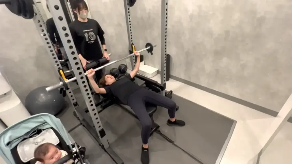 UNDEUX SUPERBODY LIFE千葉スタジオのレッスン風景（ベンチプレス）