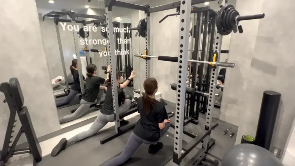 UNDEUX SUPERBODY LIFE千葉スタジオでのレッスン風景（パーソナルトレーニング前のストレッチ）