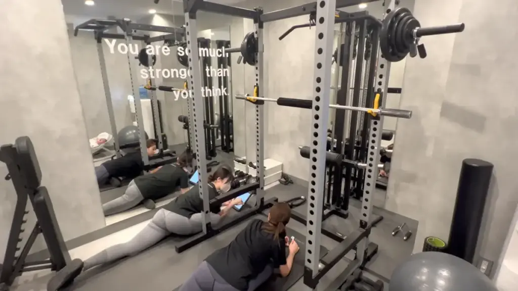 UNDEUX SUPERBODY LIFE千葉スタジオでのレッスン風景（パーソナルトレーニング前のストレッチ）