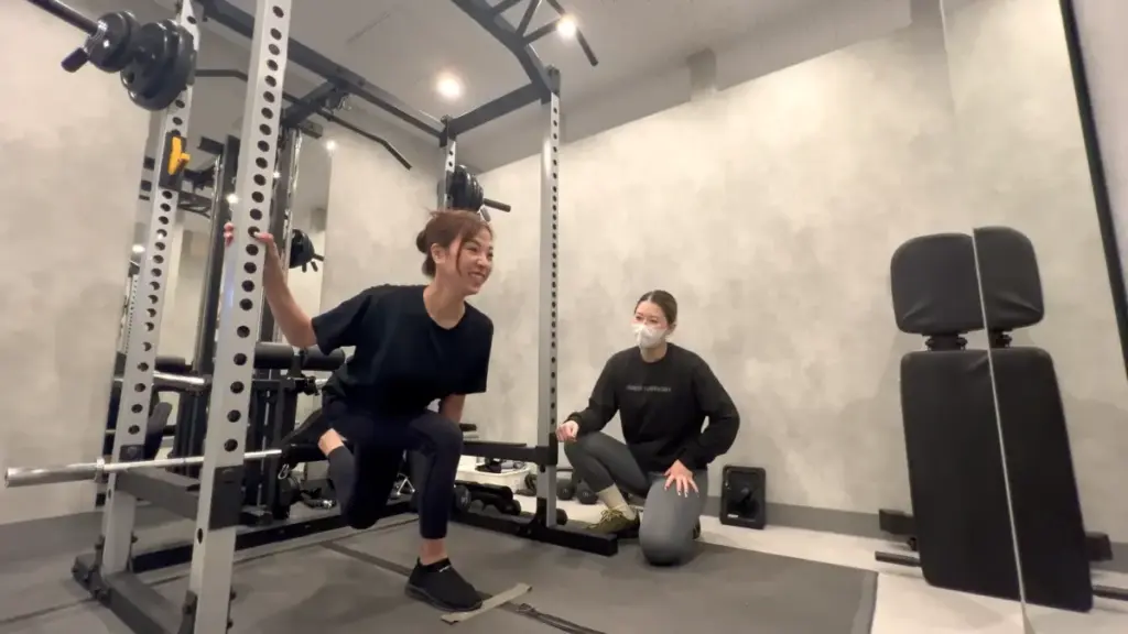 UNDEUX SUPERBODY LIFE千葉スタジオのレッスン風景（ブルガリアンスクワット）