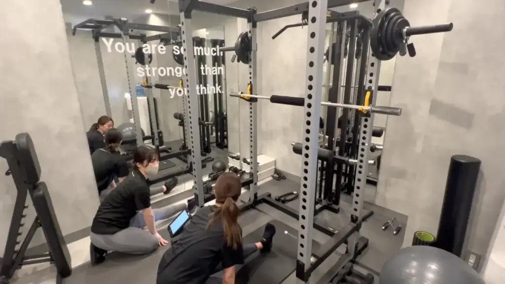 UNDEUX SUPERBODY LIFE千葉スタジオでのレッスン風景（パーソナルトレーニング前のストレッチ）